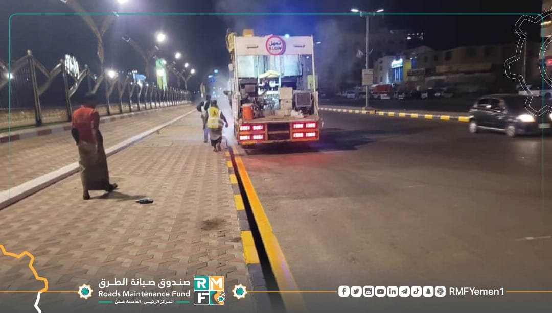 الفرق الفنية التابعة للجهة المنفذة حالياً بأعمال طلاء مشروع جولة السفينة إلى جولة #بنك_عدن (الكثيري سابقاً) في مديرية #المنصورة بالعاصمة #عدن.